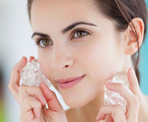 Làm se khít lỗ chân lông với đá lạnh