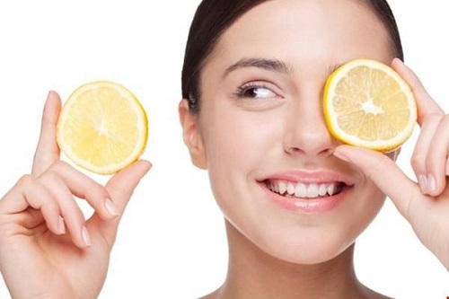 Dùng chanh để làm se khít lỗ chân lông