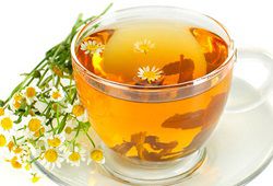Trị da mẫn cảm tại nhà với hoa cúc vàng